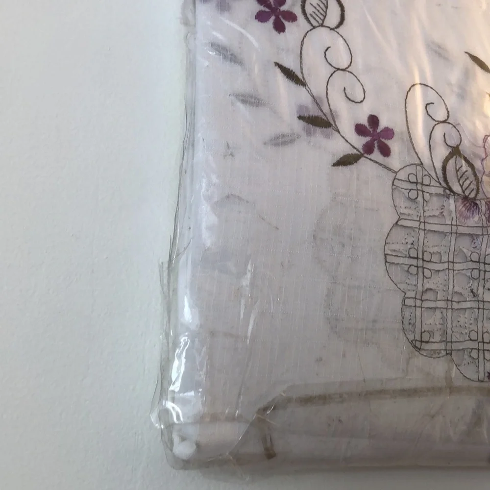 NEW POLYESTER WORKS LILAC TABLECLOTH 60x 104”